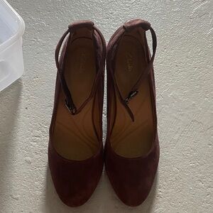 Clarks Women's Burgundy Suede Ankle-Strap Pumps US7M